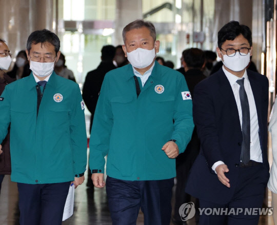 이상민 행정안전부 장관이 7일 정부서울청사 중앙재난안전상황실에서 열린 '화물연대 집단운송거부·코로나19 중대본회의'에 참석하기 위해 회의실로 이동하고 있다.<연합뉴스>